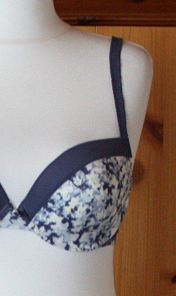 Altra biancheria intima: BH blau-vanille-eierschale Gr. L (55) – Usato da Flüelen venduto da Diversicum-Textil 1