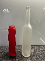 2 elegante Vasen (rot und milchglas Farbe)