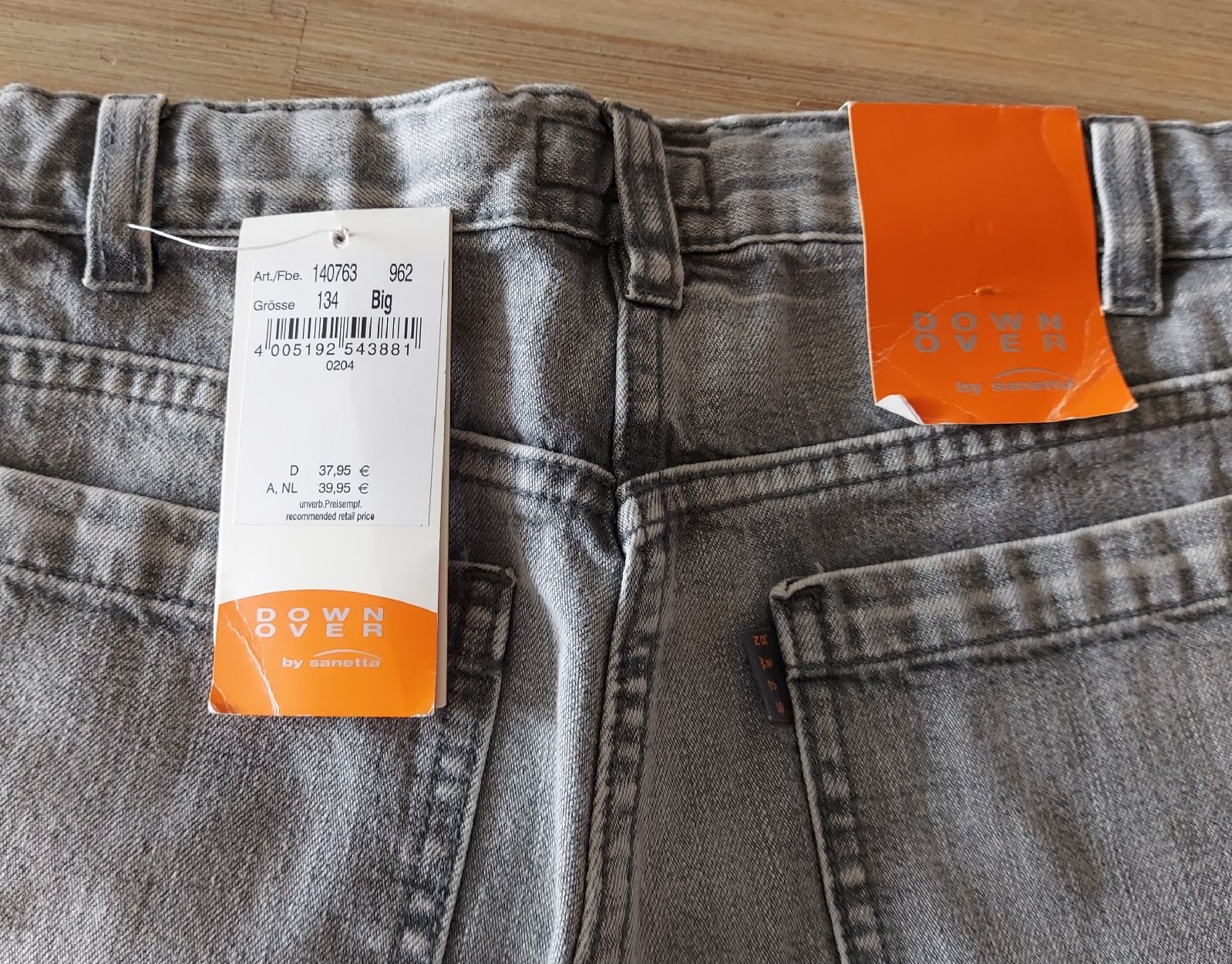 Pantalons: Neue Sanetta Down Over Jeans, Gr. 134, Grau – Neuf avec emballage d'origine à Basel par Sinibini86 2