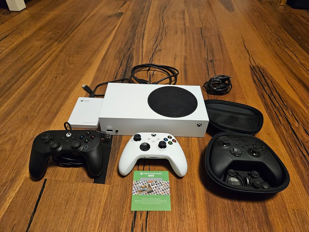 Xbox Series S mit viel Zubehör ! | Kaufen auf Ricardo