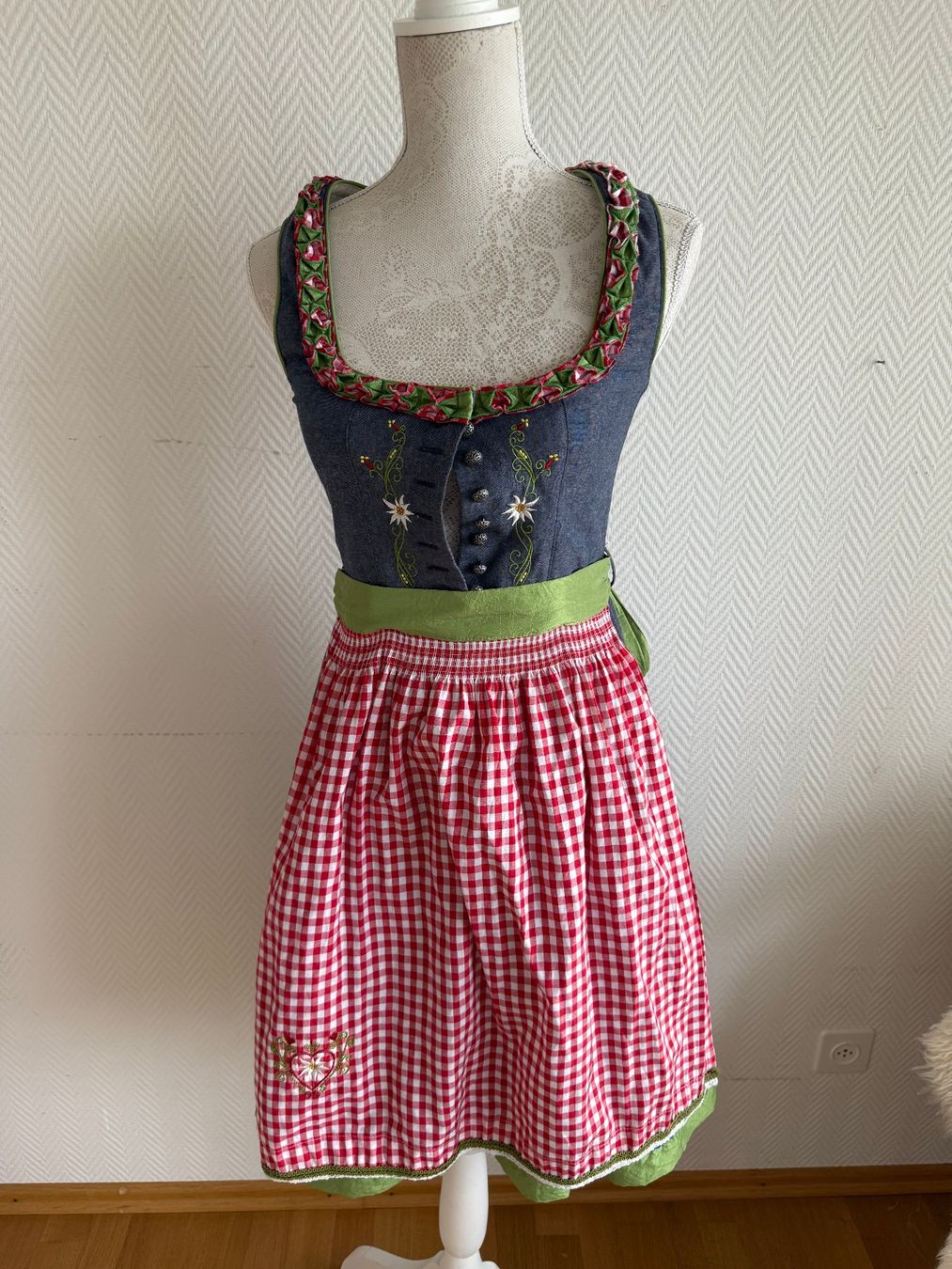 Costumi: Dirndl Gr. 36 von Bayer Madl – Usato da Kirchdorf AG venduto da coco123