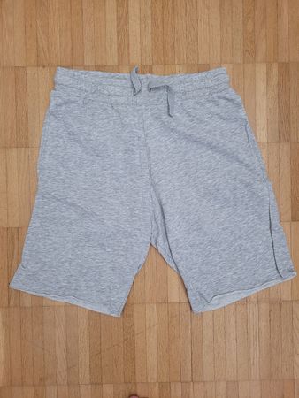 72. Shorts H&M gris taille 170