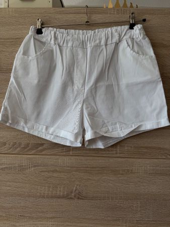 Short flottant blanc