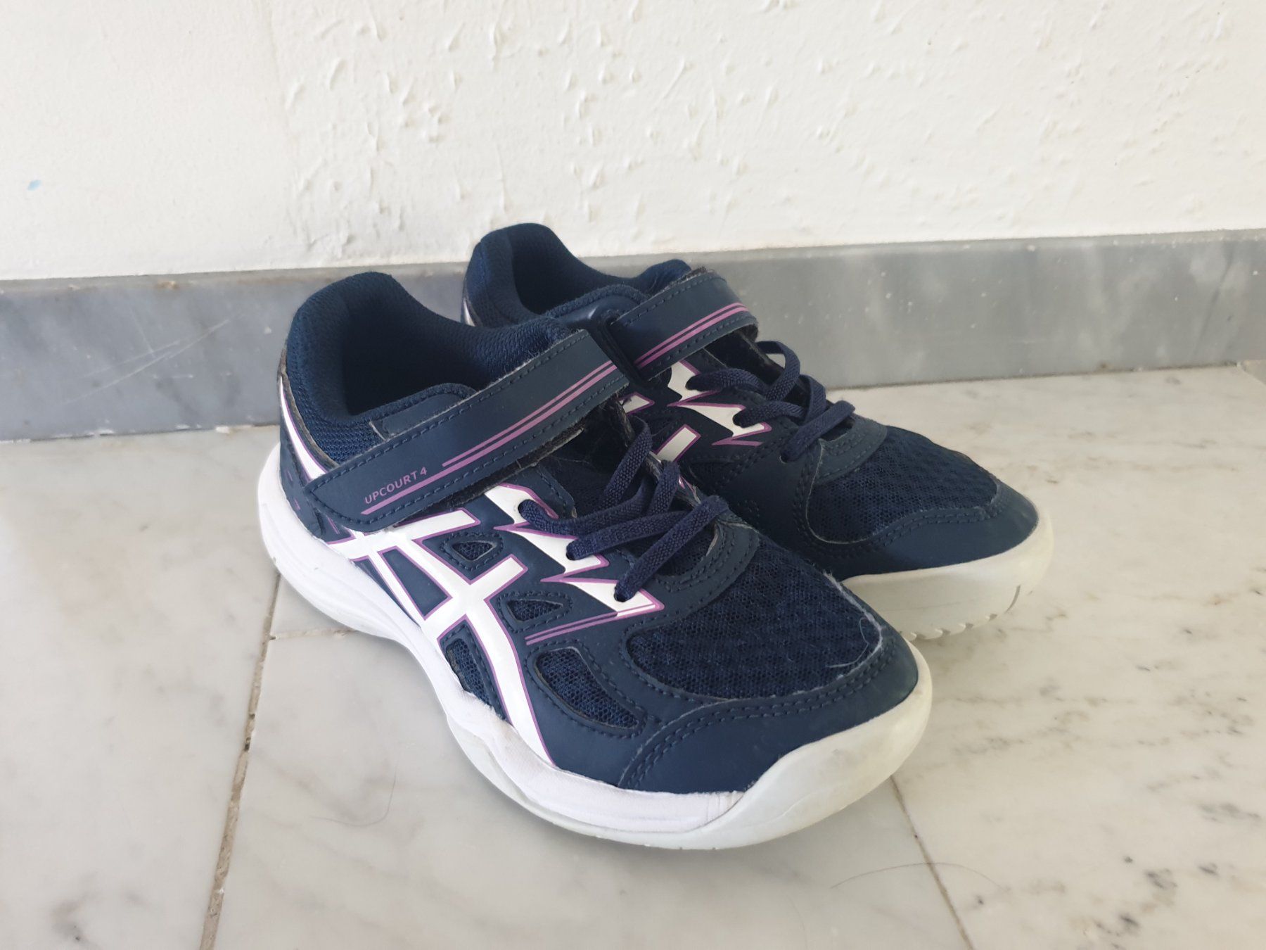 Asics Chaussures garçon: Hallenschuhe Asics Grösse 31.5 – D'occasion à Unterengstringen par Ypsilony