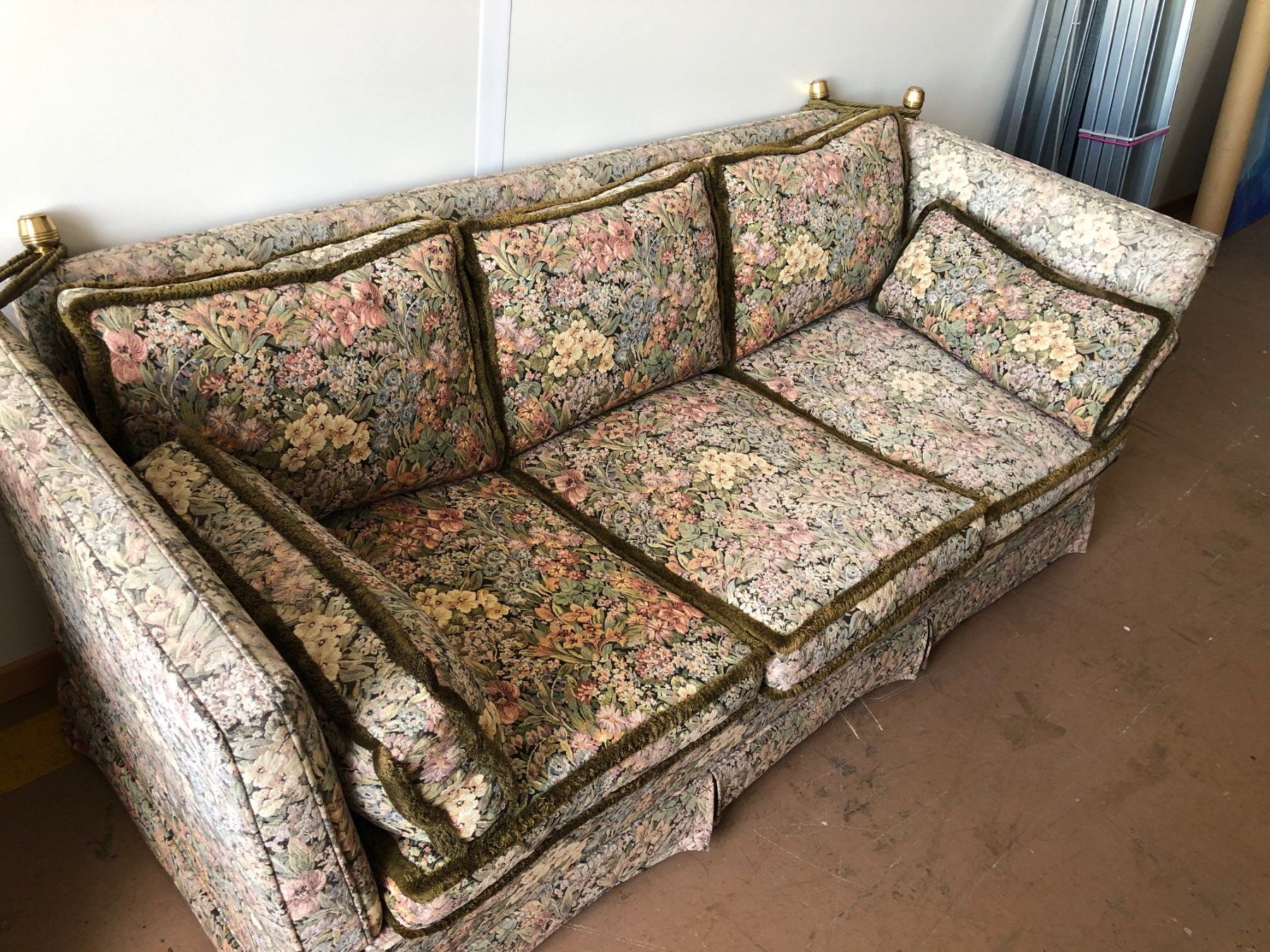 Divani: Sofa mit besticktem Stoffbezug – Usato da Bern venduto da chinook97