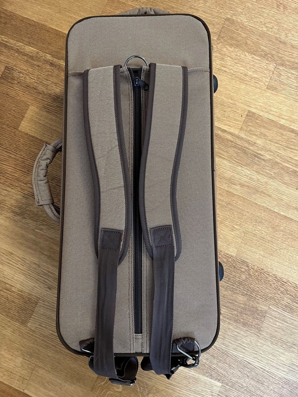 Valigie: Altsaxophon Koffer/ Rucksack "Arnold & Sons" – Nuovo (secondo la descrizione) da Bülach venduto da allafaccia 1