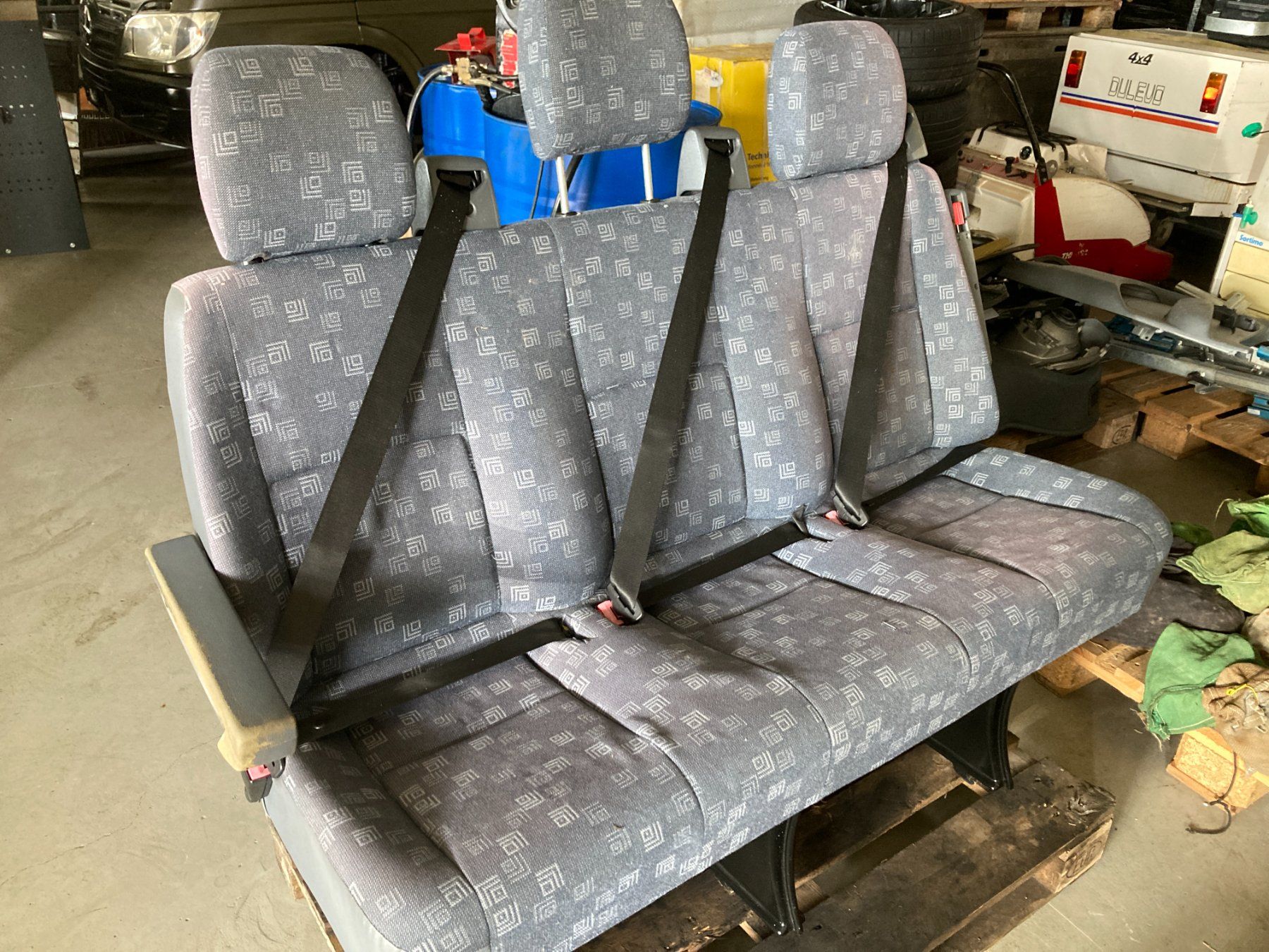 Mercedes-Benz Tutti pezzi di ricambio auto: Mercedes Benz Sprinter 903 Sitzbank 3er – Usato da Cham venduto da WB2223