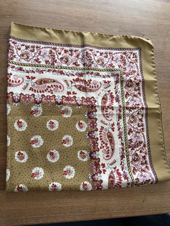 Seidenfoulard in Gold-Grundton
