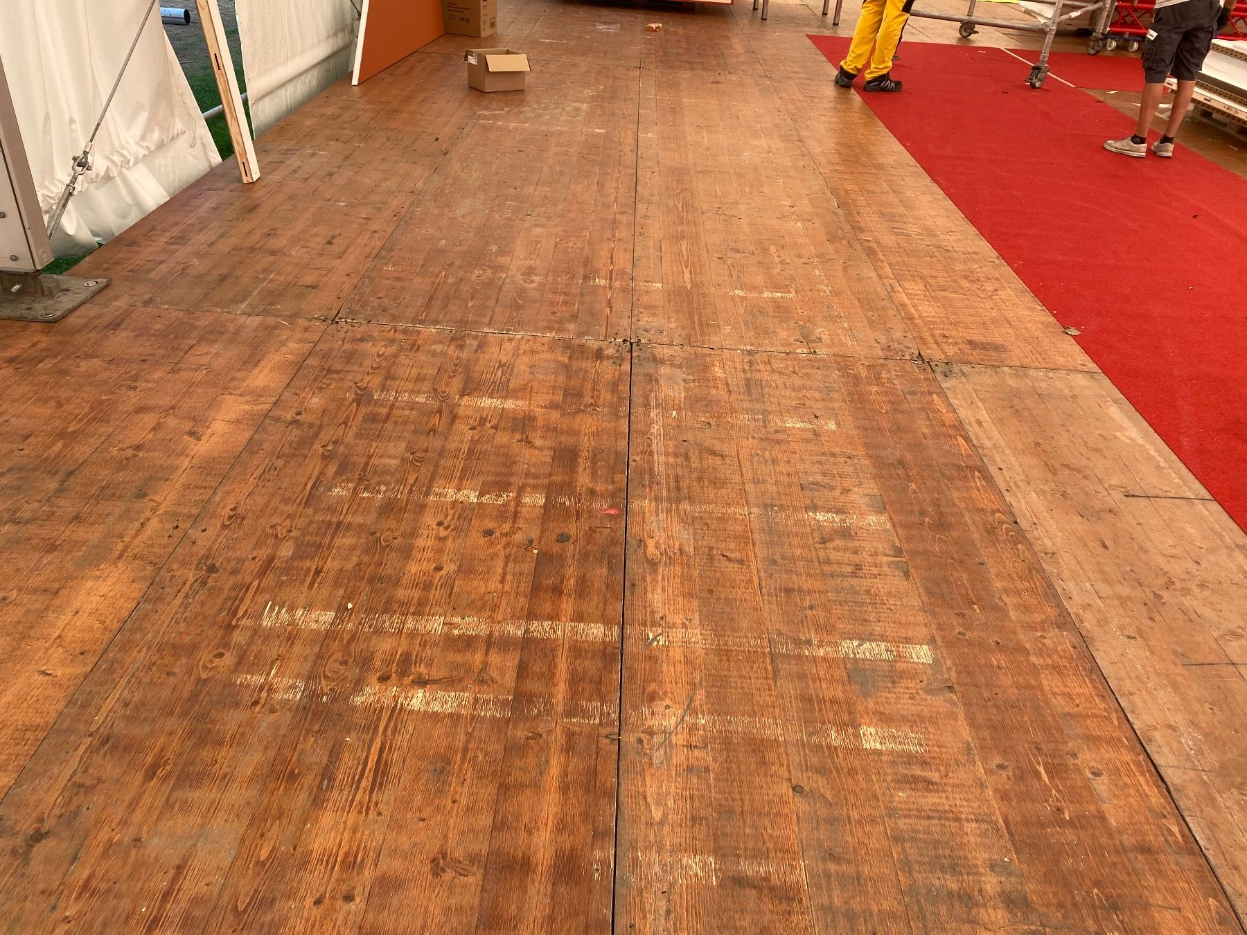 Rivestimenti per pavimenti: 80m2 Schaltafeln 4x1 stark gebraucht – Difettoso da Horgen venduto da sivex 2