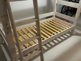 Robustes Kinder-Etagenbett in weiss lasiertem Massivholz