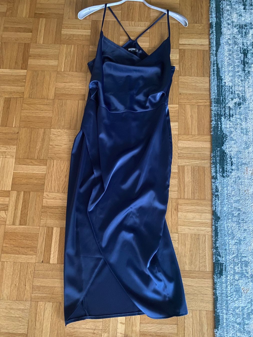 Robes: Cocktail Abendkleid Satin Gr S/M – Neuf (Voir description) à Zug par estarthyme