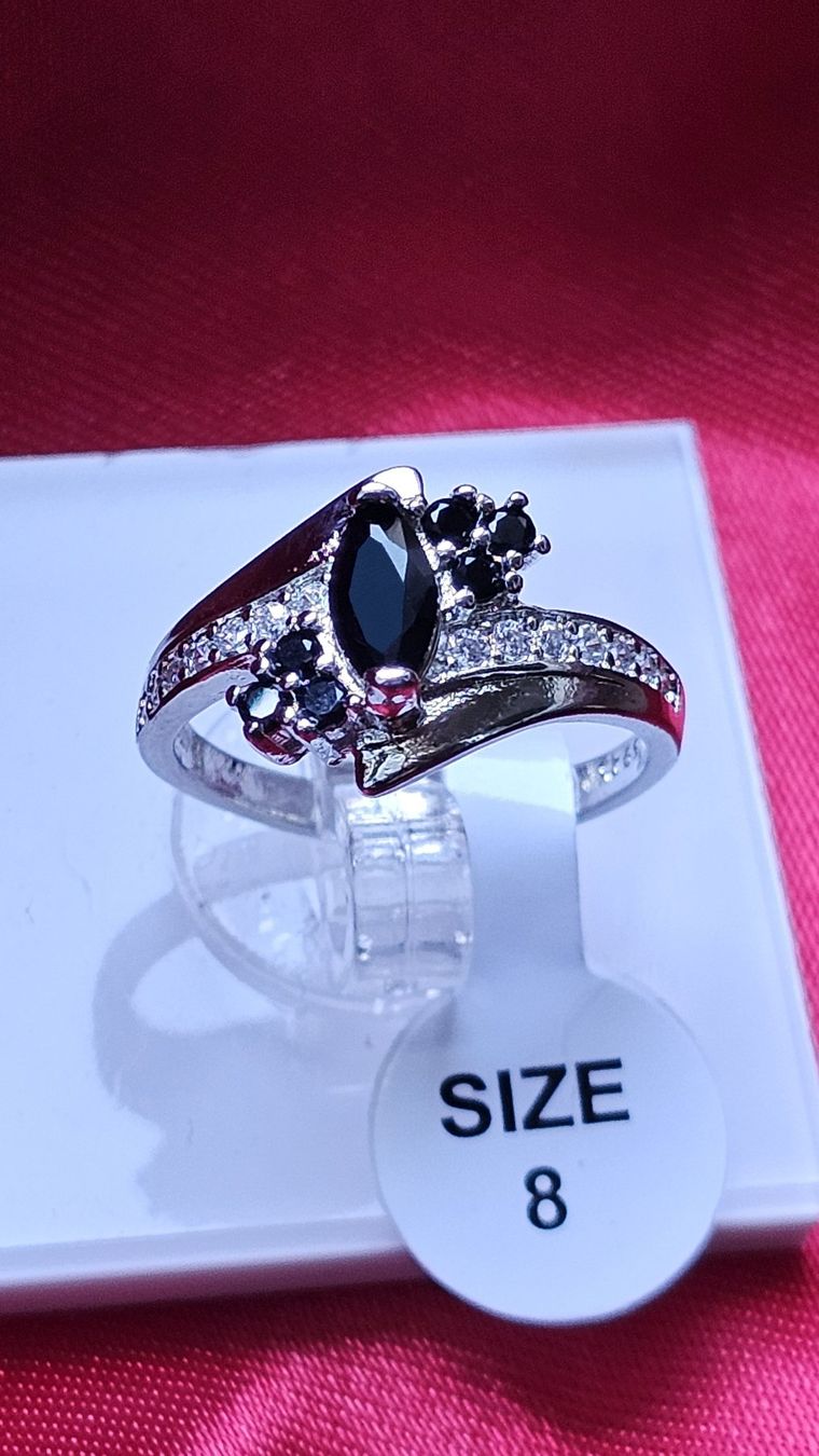 Anelli: Eleganter Ring mit schwarzem Stein, 925 versilbert, Gr. 8 – Nuovo (secondo la descrizione) da Grenchen venduto da dar_6d52 1