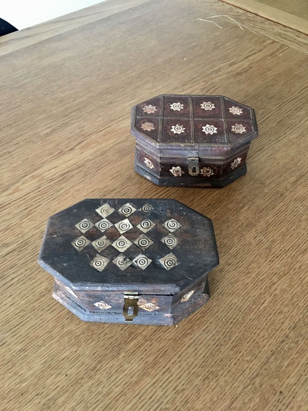 Articoli in legno: 2 antike indische Holzschatullen – Usato da Arlesheim venduto da ren_5d2b