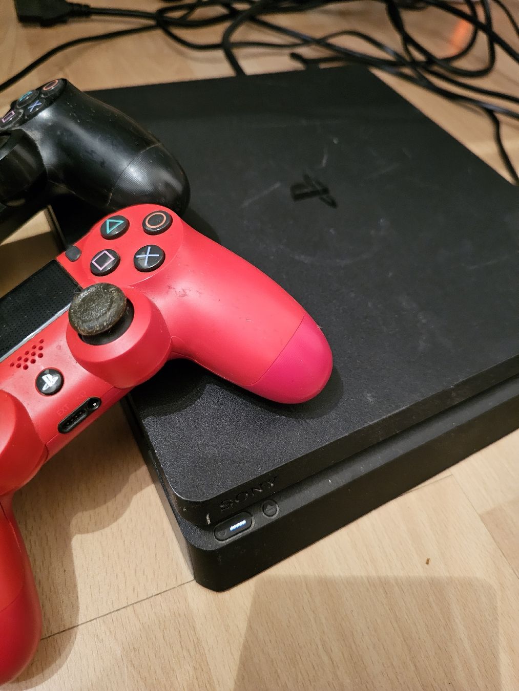 Sony Console: PlayStation 4 Slim (CUH-2116A) mit 2 Controllern – Usato da Affoltern am Albis venduto da hwulf 1