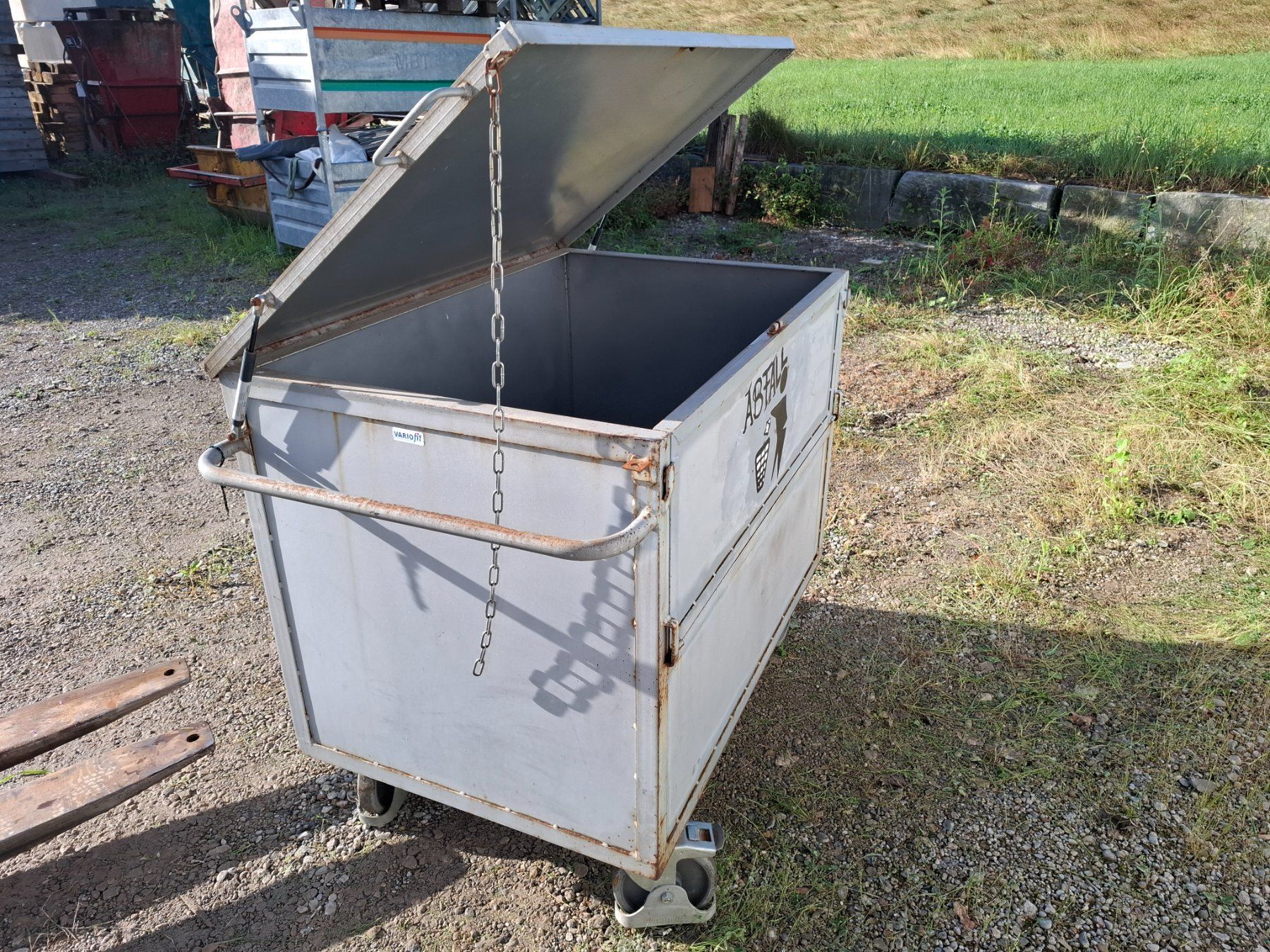 Baucontainer: Werkzeugkiste Container – Gebraucht aus tamins von MagazinGRZH 1