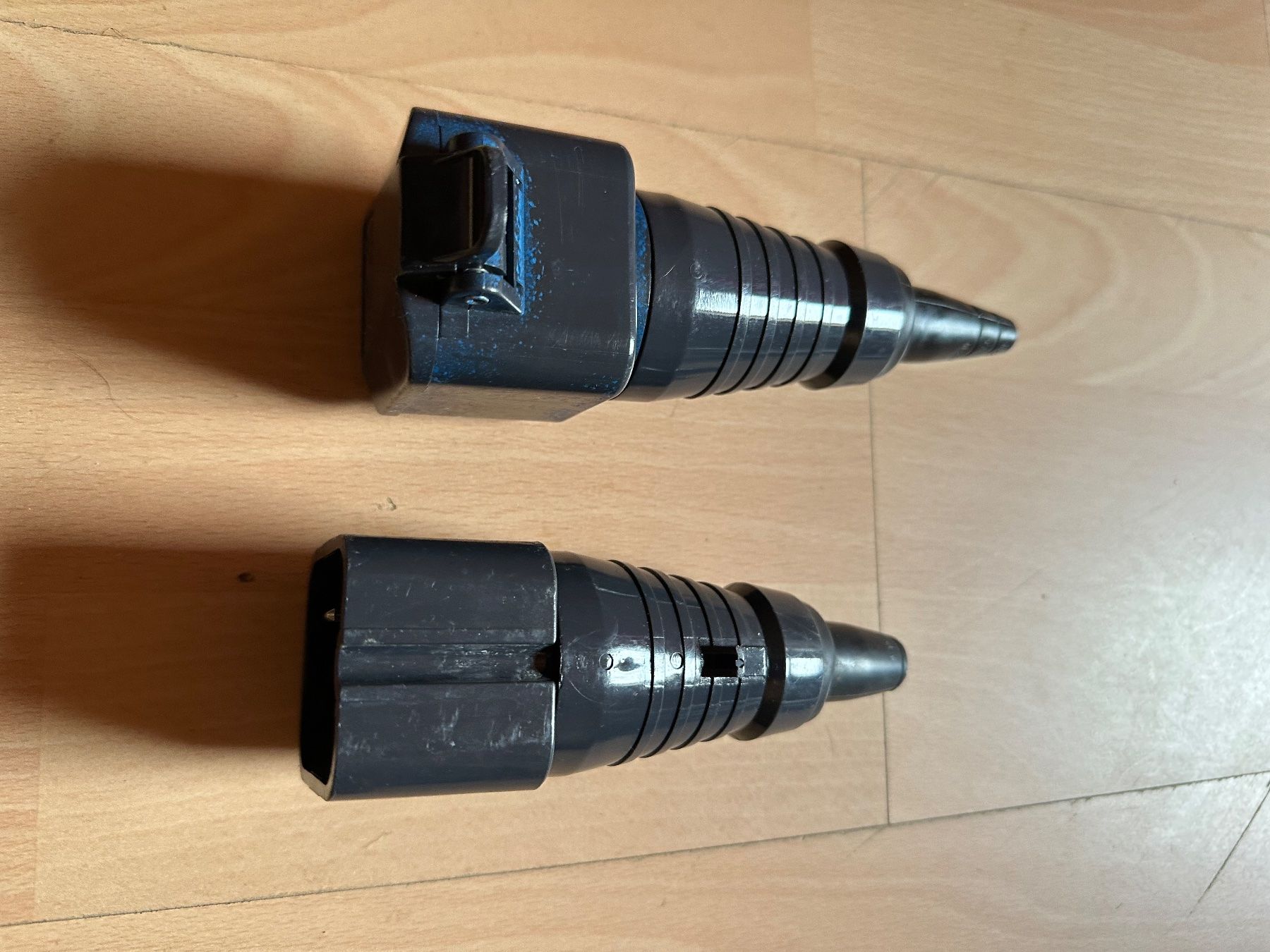 Spine: Stecker/ Kupplung J15 4 Polig – Usato da Huttwil venduto da Bolpa 4