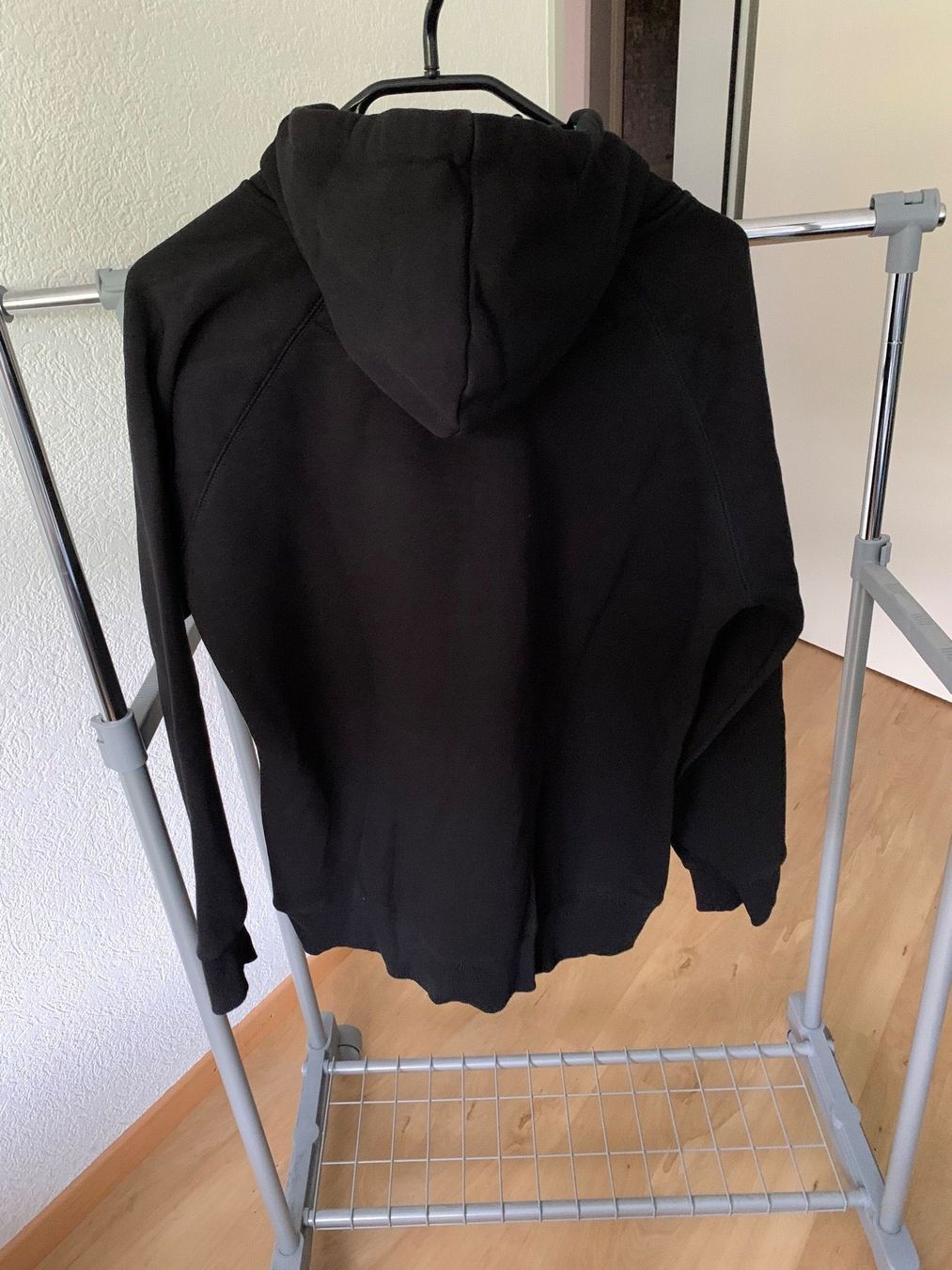 Pulls & Sweat-shirts: Pullover schwarz mit blauer Kapuze – Neuf avec emballage d'origine à Eichberg par Jaasaa96 1