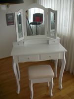 Edler Schmicktisch mit Hocker