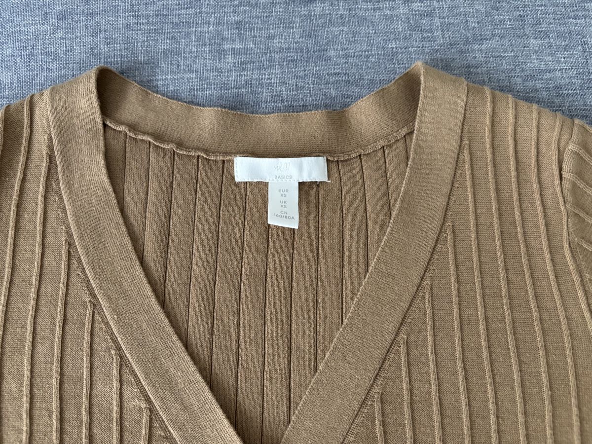 H&M Tops: Ribbed Knit Top by H&M – D'occasion à Wollerau par Dolder23 1