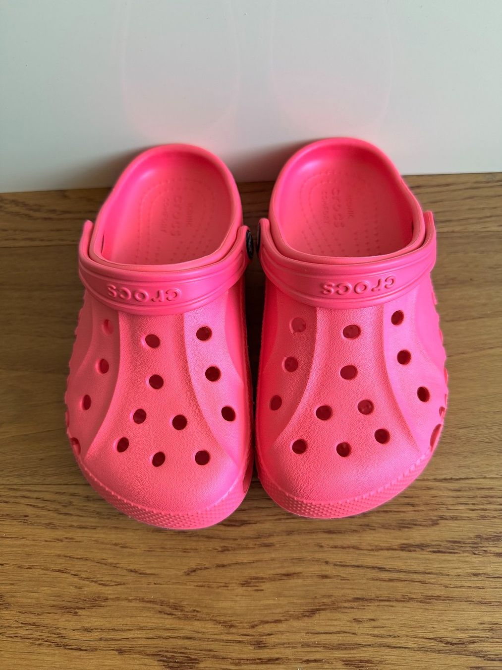 Scarpe per ragazze: Neue knallige pinke Crocs, Gr. 32-33 – Nuovo (secondo la descrizione) da Horgen venduto da Feli39