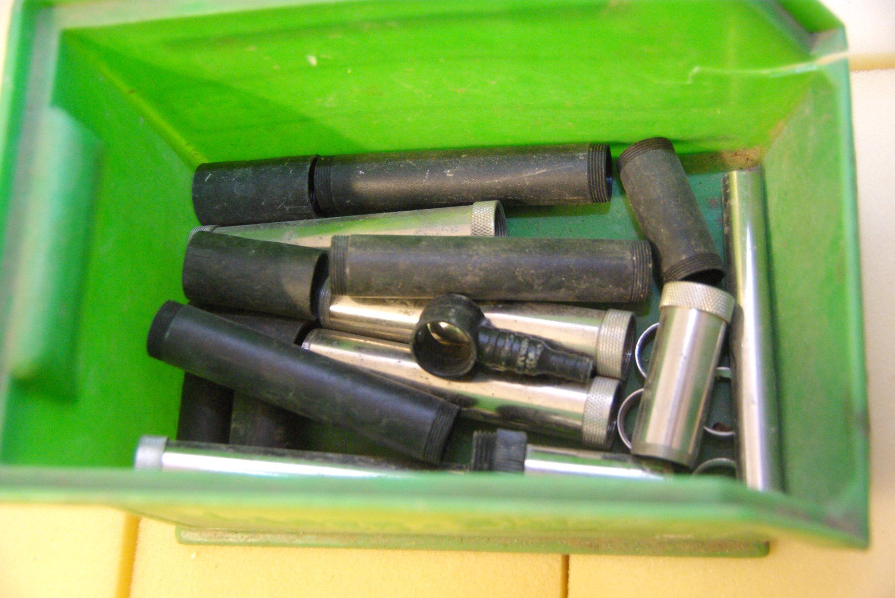 Behälter & Ähnliches: EMAG Kunststoff Box mit Rohrstücken + Mu – Defekt aus Herisau von Cevianer1844 1