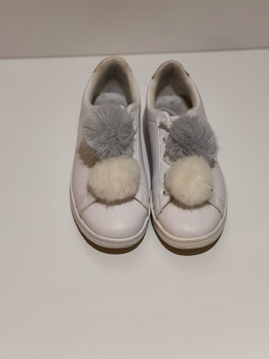 Chaussures filles: Weisse Sneaker mit Bommel – D'occasion à Glattpark par Kleider_shop