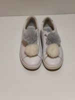 Weisse Sneaker mit Bommel