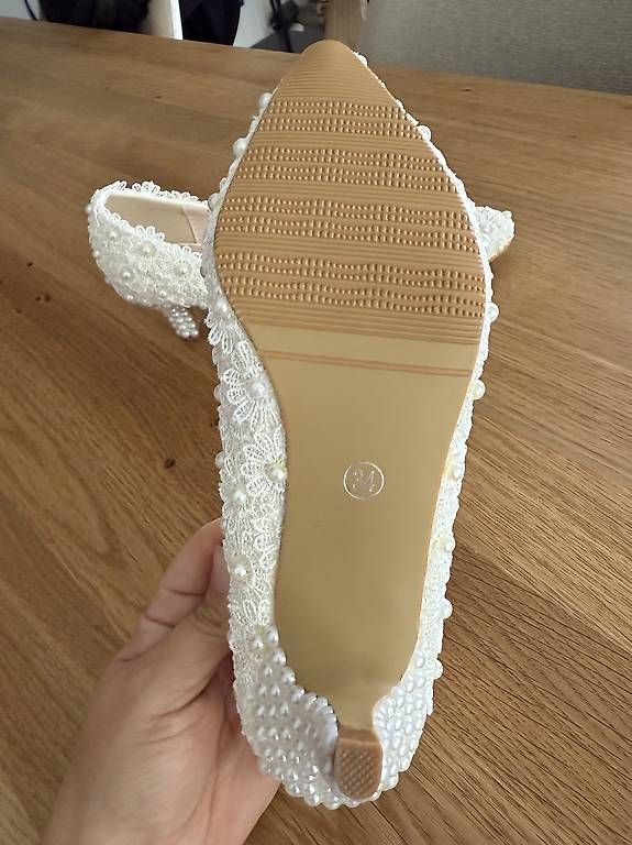 Scarpe da donna: Brautschuhe mit Perlen Gr. 36 NEU – Usato da Gwatt (Thun) venduto da Bennae 2