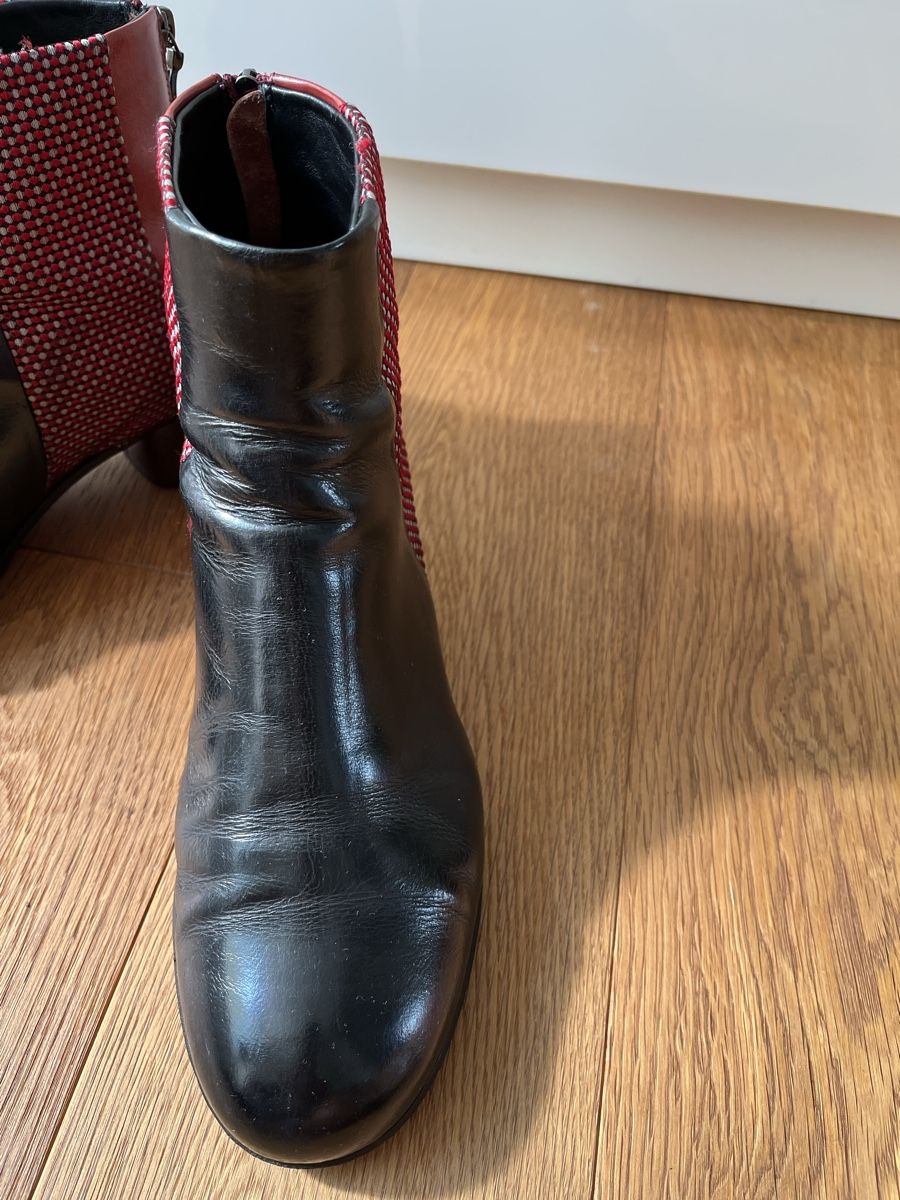 Scarpe da donna: Stiefeletten schwarz Leder rot Stoff Grösse 38 – Usato da Liebefeld venduto da easyco 1