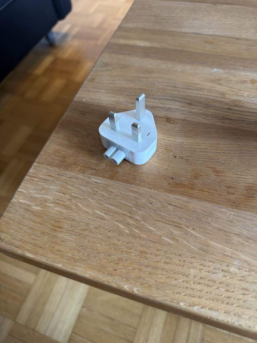 Apple Lecteurs & Adaptateurs: Apple UK Plug Adapter  – D'occasion à Zürich par sil_g7kp