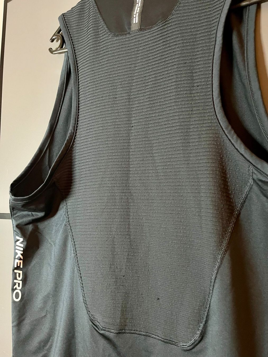 Nike T-shirt: Nike Pro Aeroadapt Tank Top – Nuovo (secondo la descrizione) da Zürich venduto da Marghensy 2