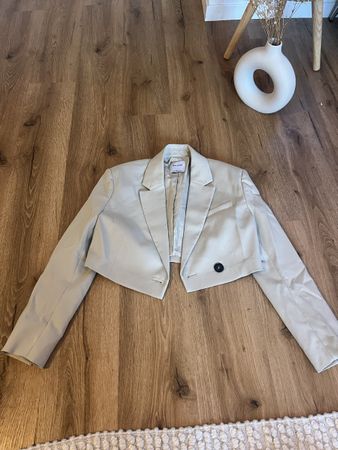 Kurzer beige Blazer