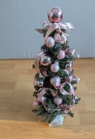 Mini Weihnachtsbaum mit rosa Kugeln & Lichterkette