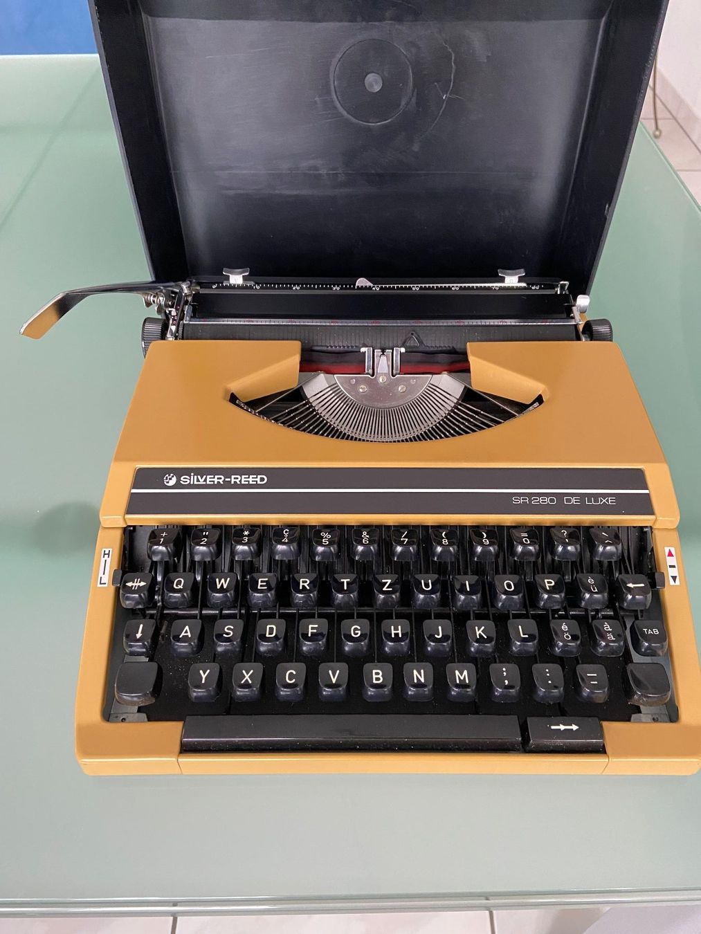 Schreibmaschinen: Machine à écrire SILVER REED portable SR280 DE LUXE – Gebraucht aus Corgémont von wef02