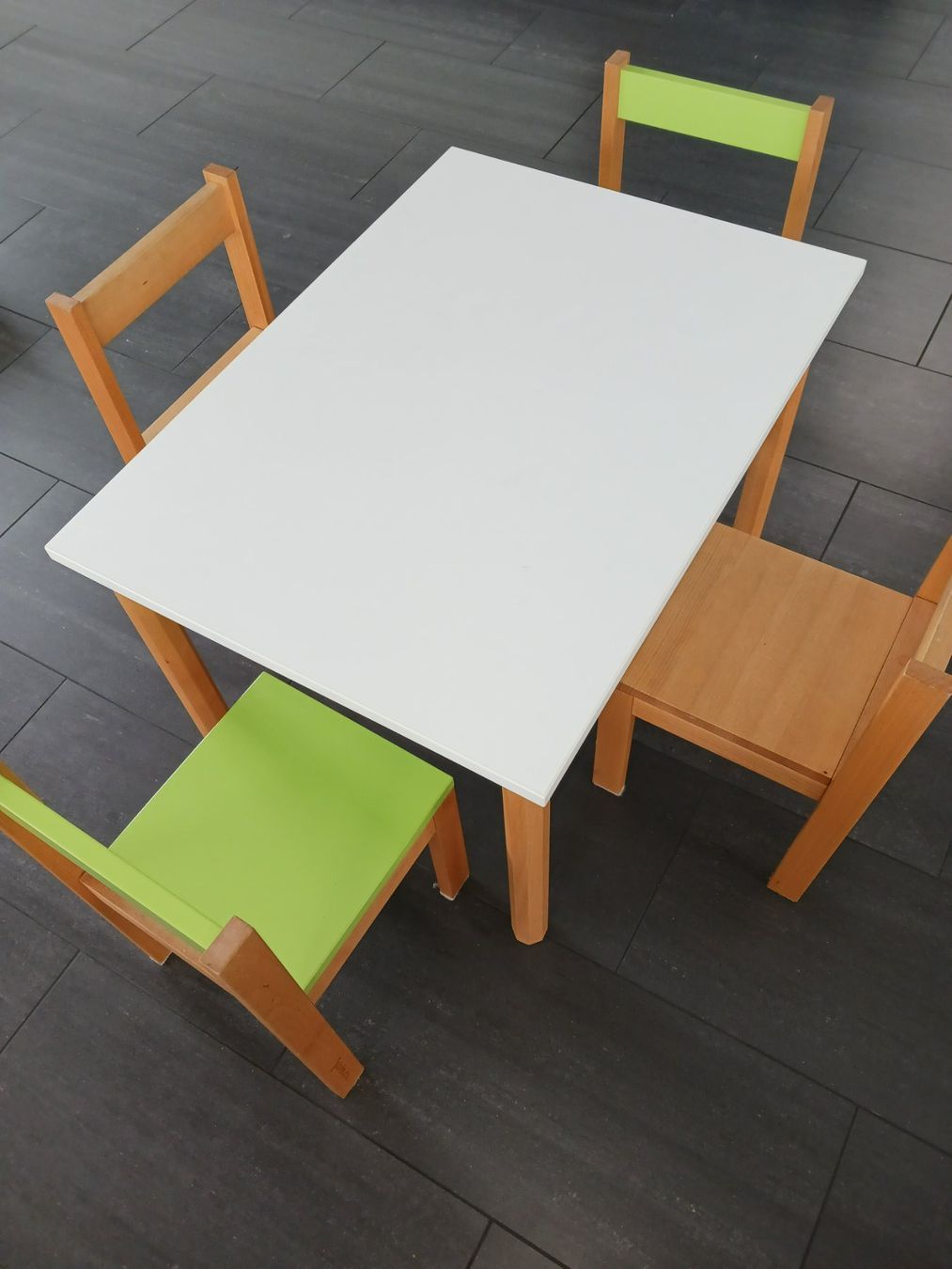 Set di tavolo e panche: Kindertisch mit 4 Stühlen – Usato da Stans venduto da Chaefer2011