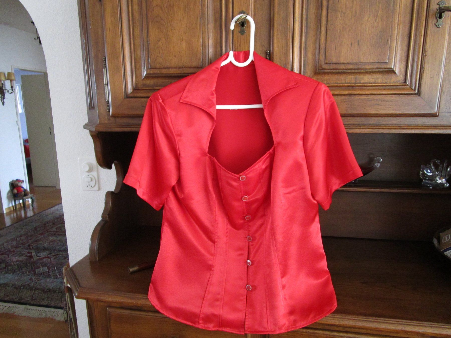Blusen: 2 Blusen schwarz und rot – Gebraucht aus Riehen von goretto