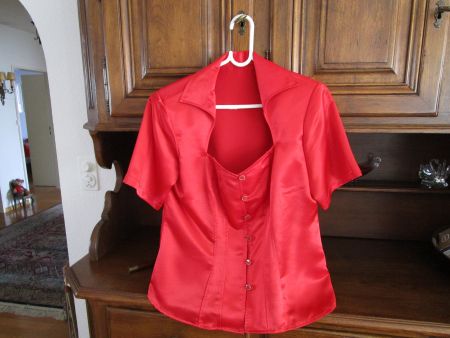 2 Blusen schwarz und rot