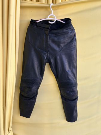 Schwarze Motorrad Lederkombi IXS Hose Gr. 42 für Damen