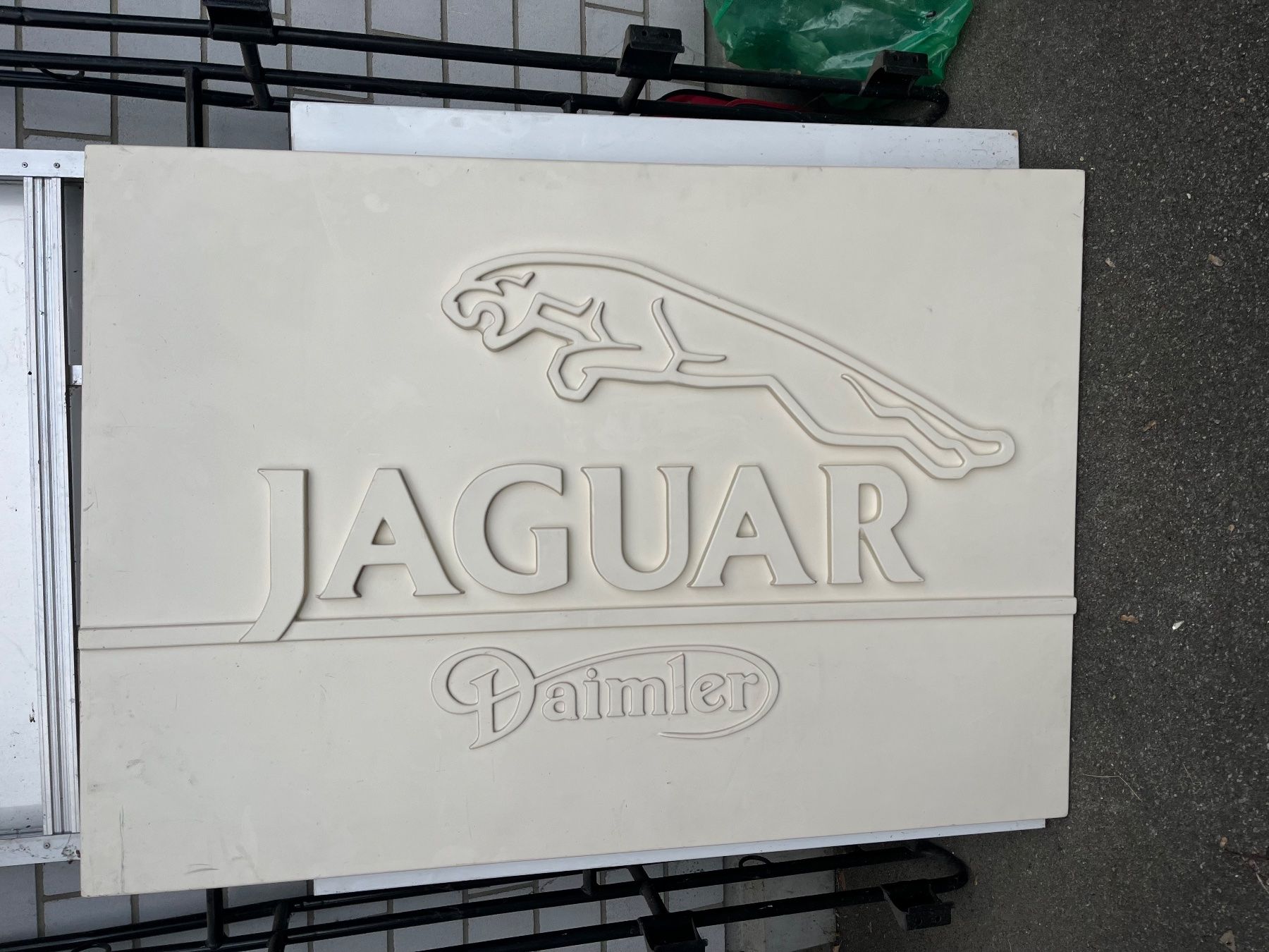 Jaguar Schilder: Grosses JAGUAR / DAIMLER Schild – Gebraucht aus Ins von CheBo