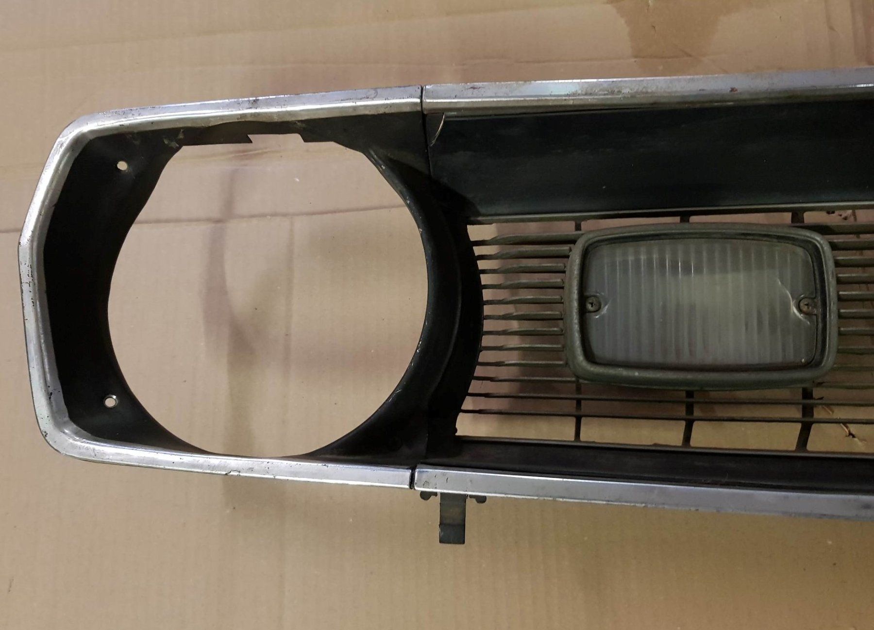 Chrysler Tutti pezzi di ricambio auto: Chrysler Valiant  Frontgrill – Usato da Niedergösgen venduto da usc_8qc6 3