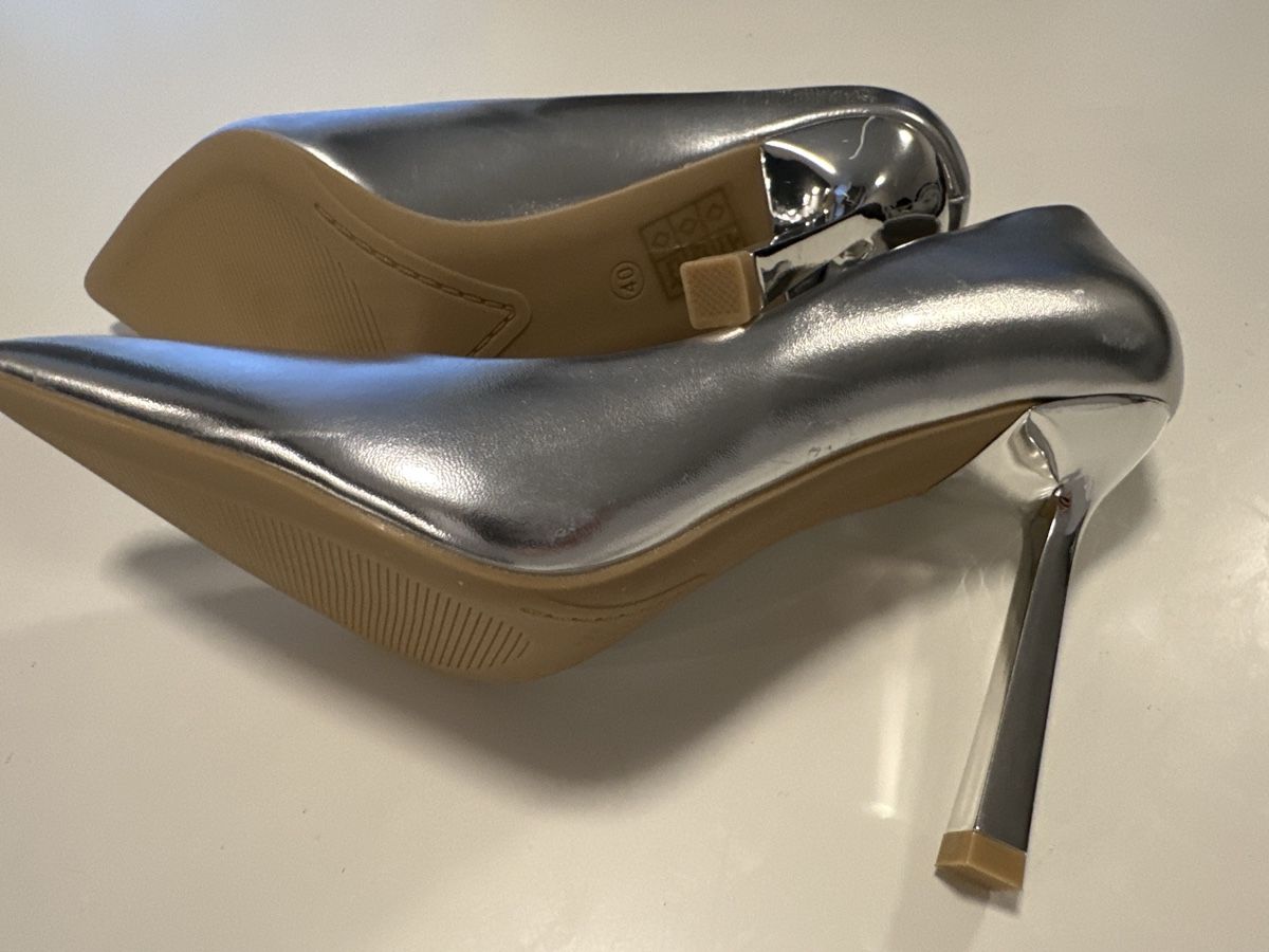 Scarpe da donna: Pumps Ashton Aubry silber Grösse 40 Damen – Nuovo (secondo la descrizione) da Rheinfelden venduto da DIY-Swiss 4