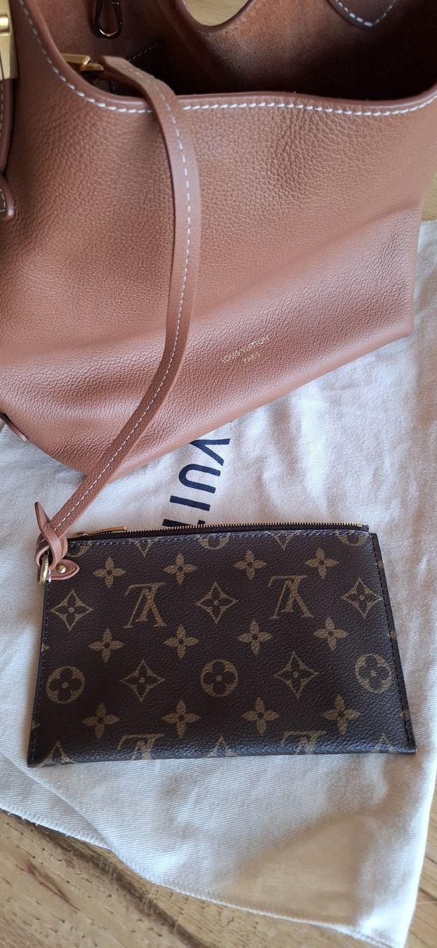 Louis Vuitton Sacs femmes: Louis Vuitton Low Key Hobo PM Cognac - wie neu – D'occasion à Triesen par Oskidi20 3