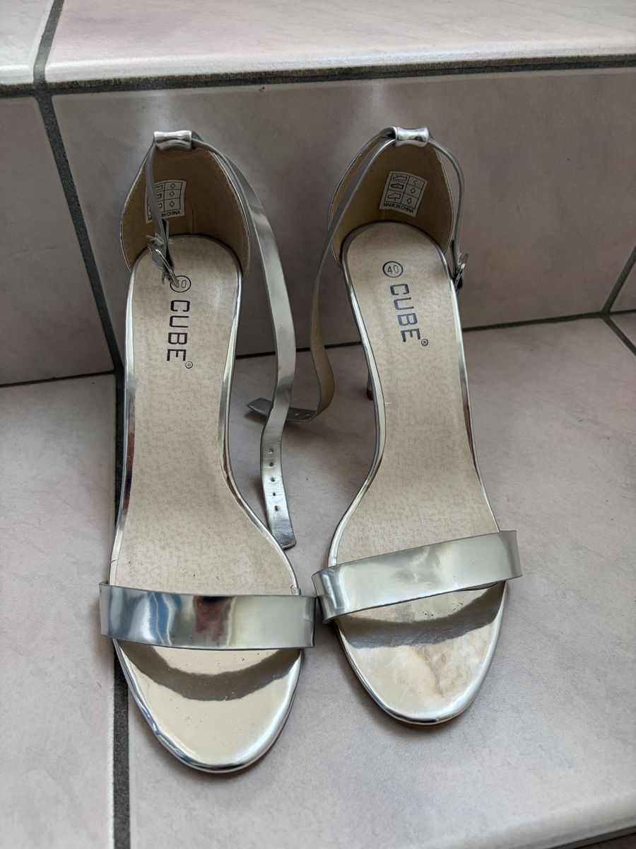 Cube Damenschuhe: CUBE Silber Sandaletten High Heels Gr. 40 – Gebraucht aus Tafers von sel_7229 1