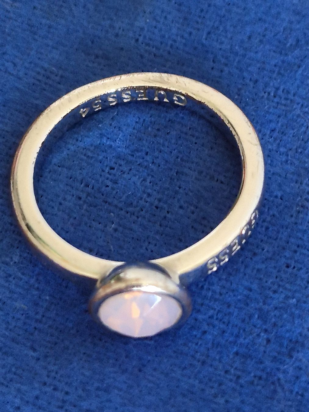 Guess Anelli: GUESS Damenring - rosa Stein  - mit Logo  – Usato da Bern venduto da Rou_rsz5 3