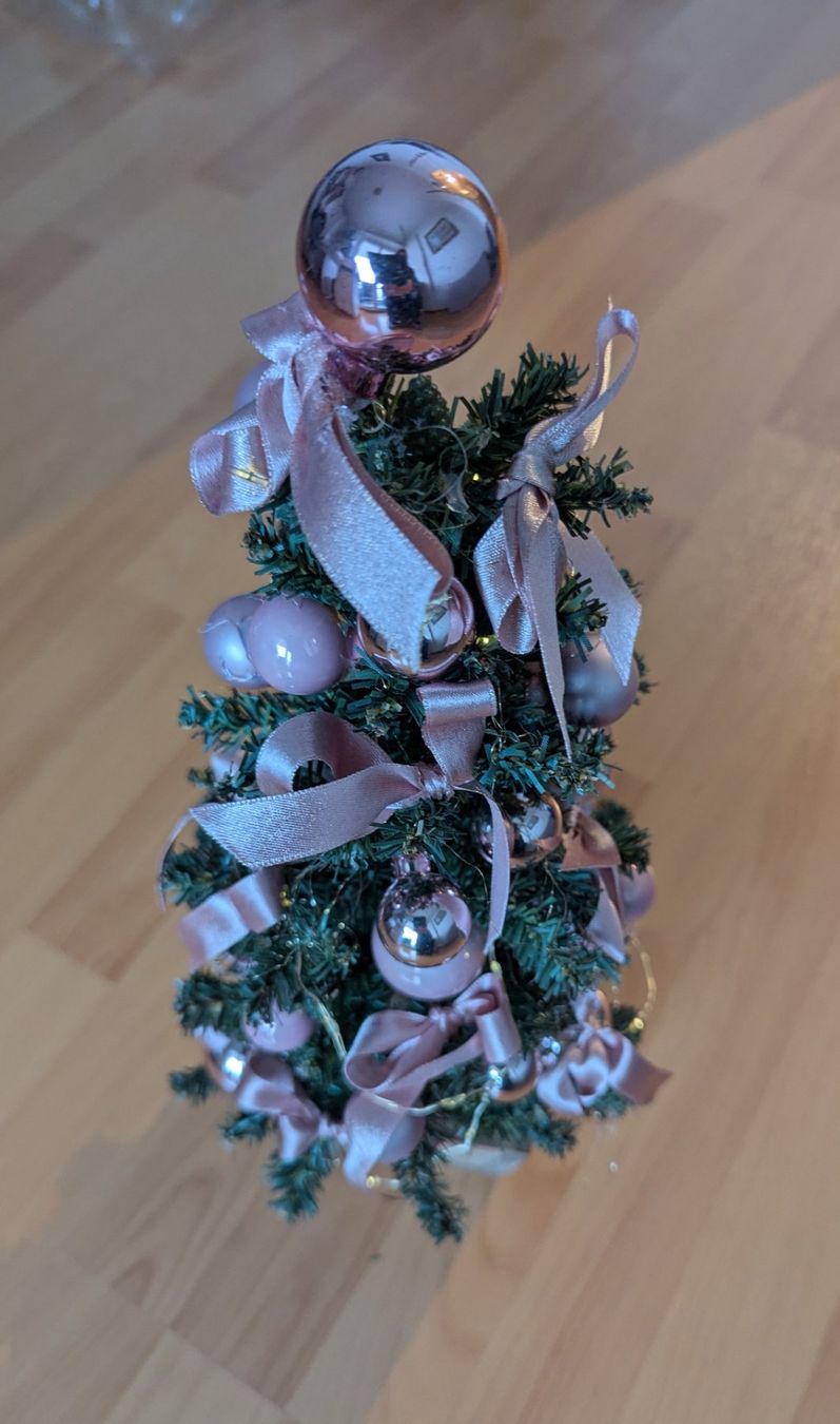 Tutte le decorazioni: Mini Weihnachtsbaum mit rosa Kugeln & Lichterkette – Usato da Horgen venduto da snickers58 1