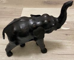 Figur Elefant schwarz Leder mit Stosszähnen Deko