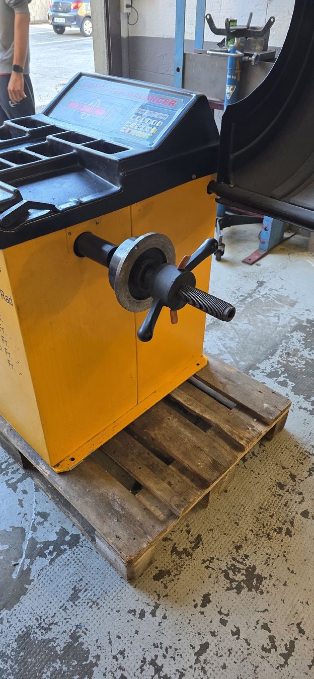 Tutte le macchine: Equilibreuse de roue automatique, bon état – Usato da La Chaux-de-Fonds venduto da Cross_miguel 2