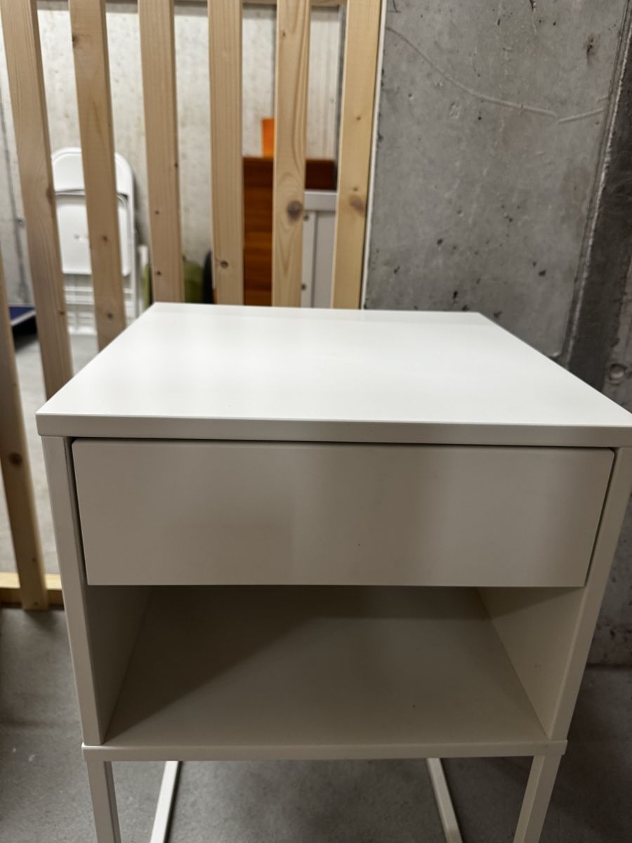 Ikea Nachttische: IKEA VIKHAMMER Bedside Table – White – Excellent Condition – Neu (gemäss Beschreibung) aus Horw von lor_mh97 1