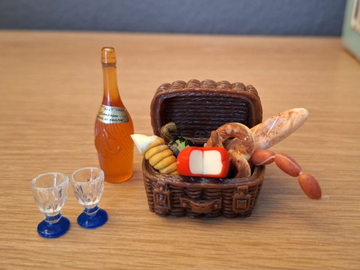 Case e mobili per bambole: Picknickkorb  mit Handmade Essen befüllt – Nuovo (secondo la descrizione) da Zürich venduto da HandmadeTinyFood 1