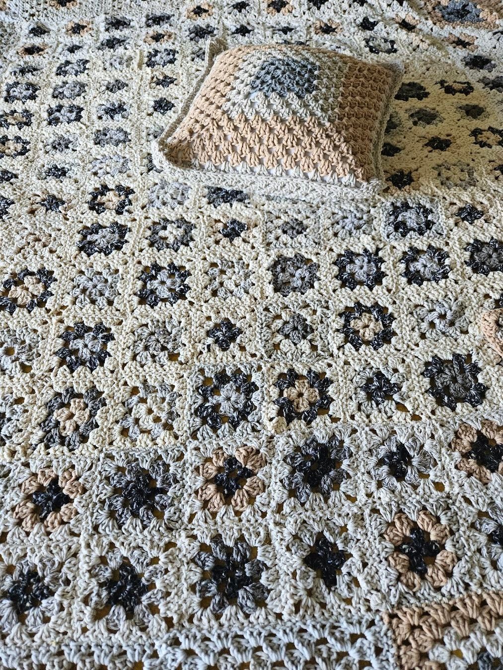 Decken: couverture coton + coussin fait main neuve granny patch – Neu und originalverpackt aus Thônex von lacomtessedesfees